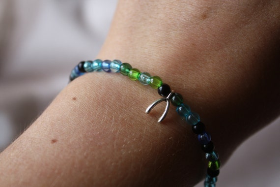 Elasticated Blue/Green/Black Wishbone Charm Beaded Bracelet