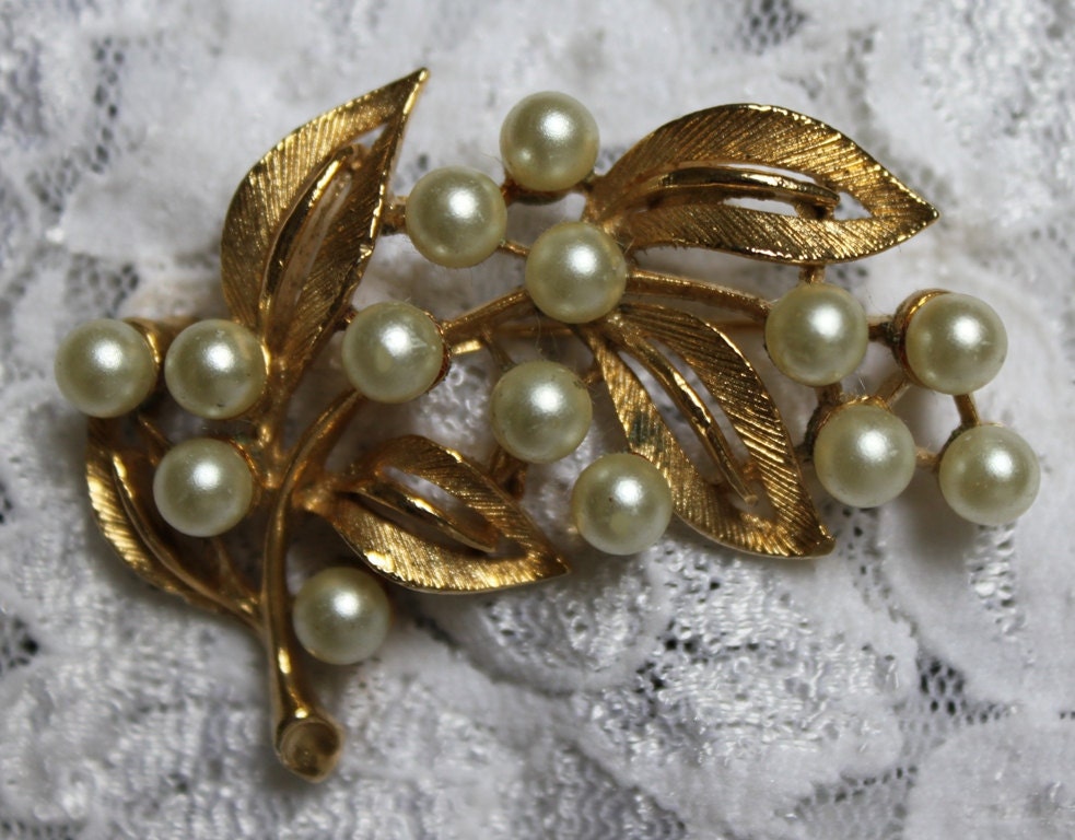 Vintage LISNER Brooch Pin Leaves Faux Pearls Fashion Jewelry