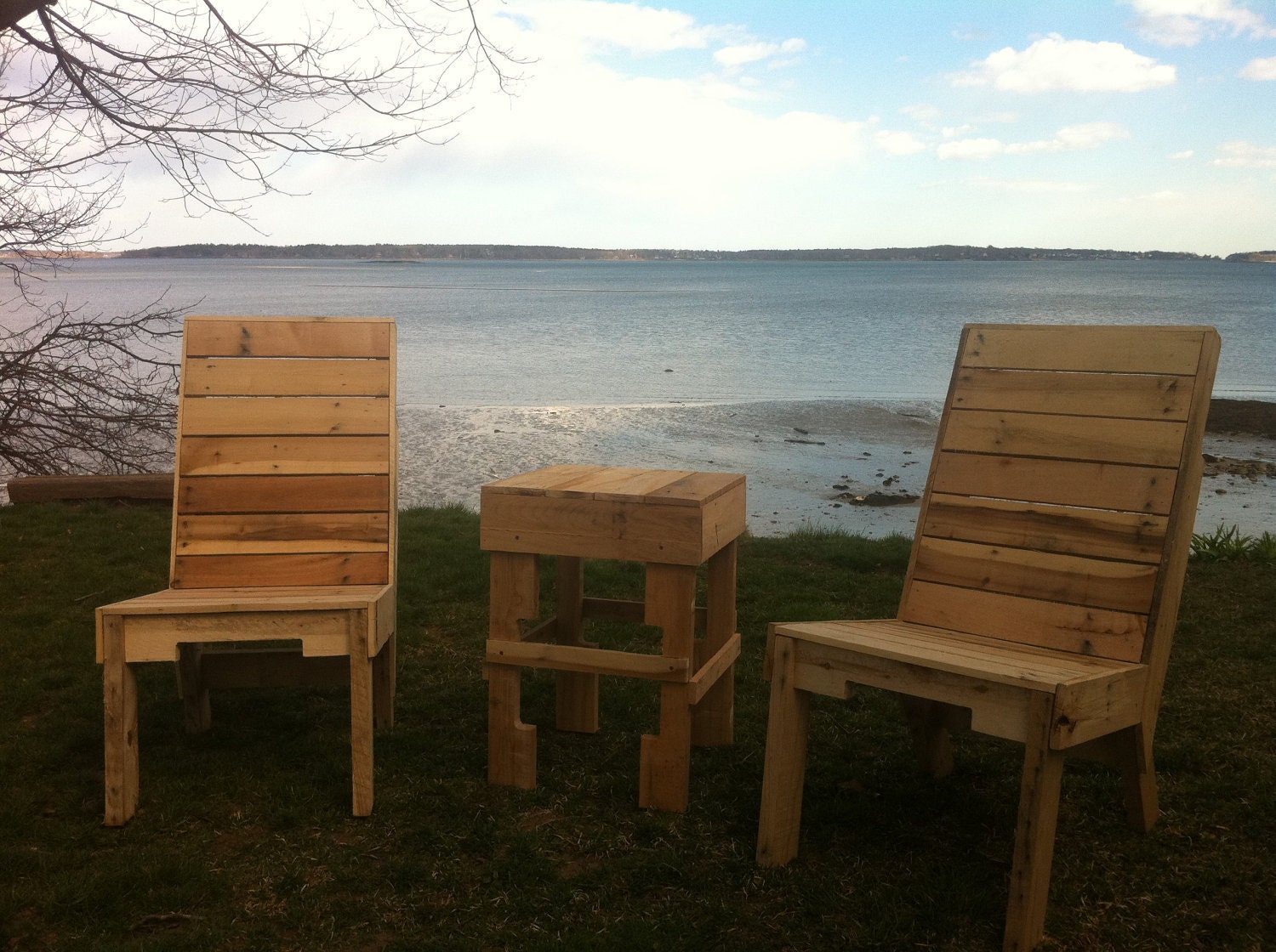 Hechas a Mano en Maine. Silla de madera reciclada Pallet w / atrás ranura de almacenamiento