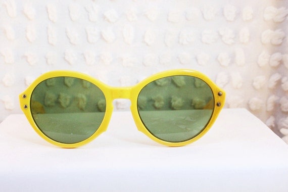 Yellow 1960's Round Sunglasses Bright Horn Rim Sunny Simple Non Prescription Green Tint Lens - THAYEReyewear Yellow 1960's Round Sunglasses Bright Horn Rim Sunny Simple Non Prescription Green Tint Lens - THAYEReyewear