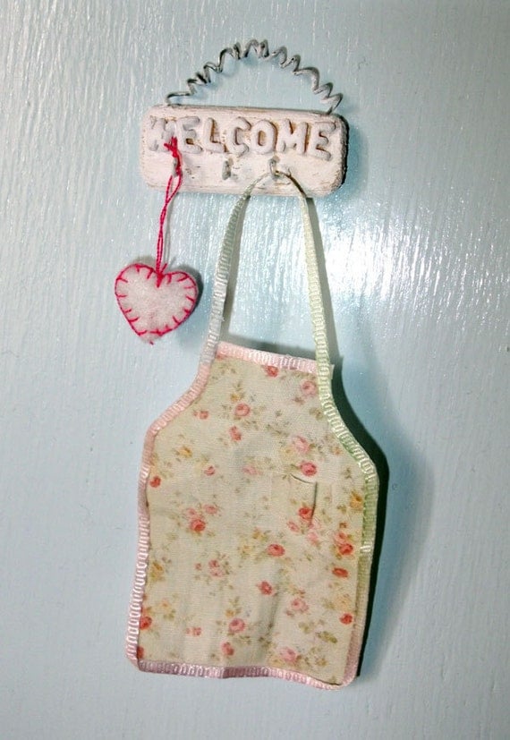 Wellcome sign wall hanger with an apron and a felt heart