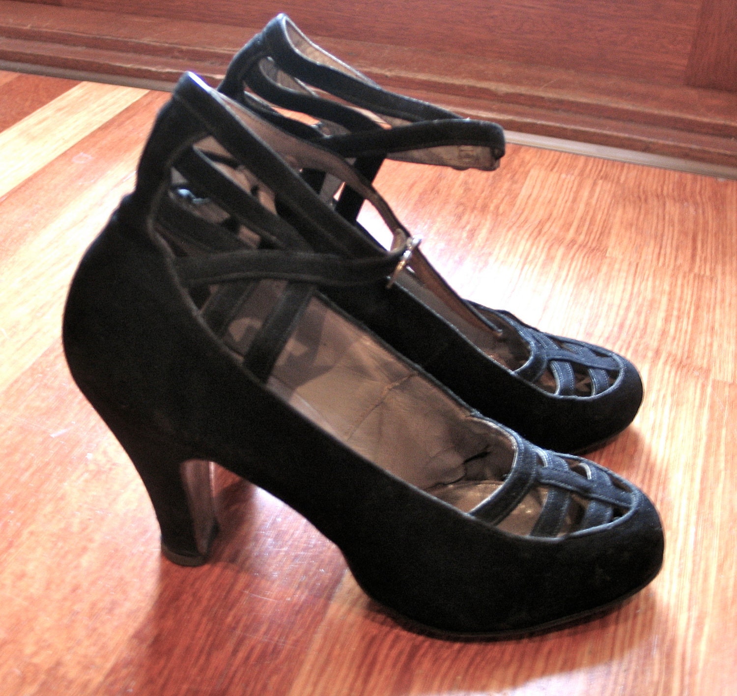 Vintage 1940s Black Velvet Shoes with Ankle Straps - 5.5