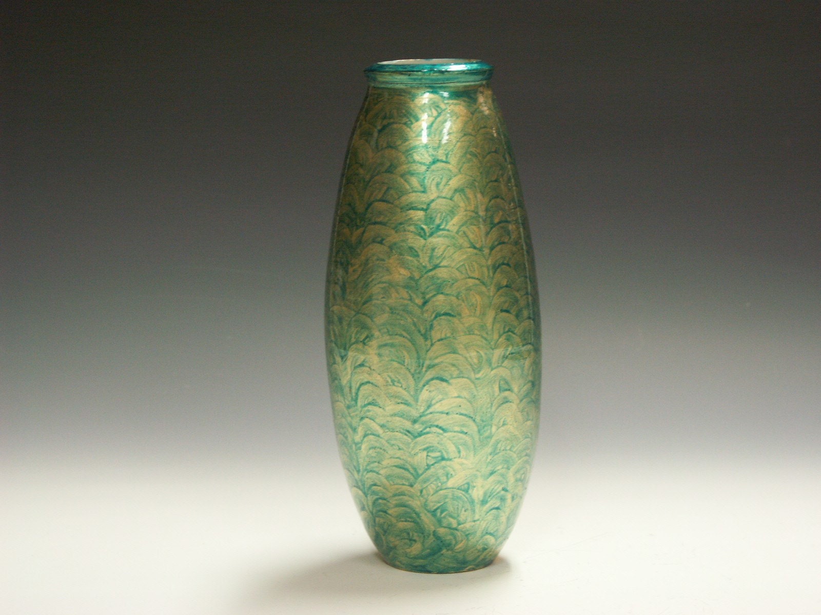 Porcelain guilded decorative vase