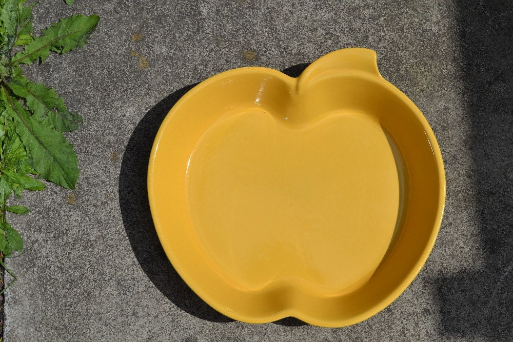Vintage Apple Pie Dish - In the shape of an APPLE