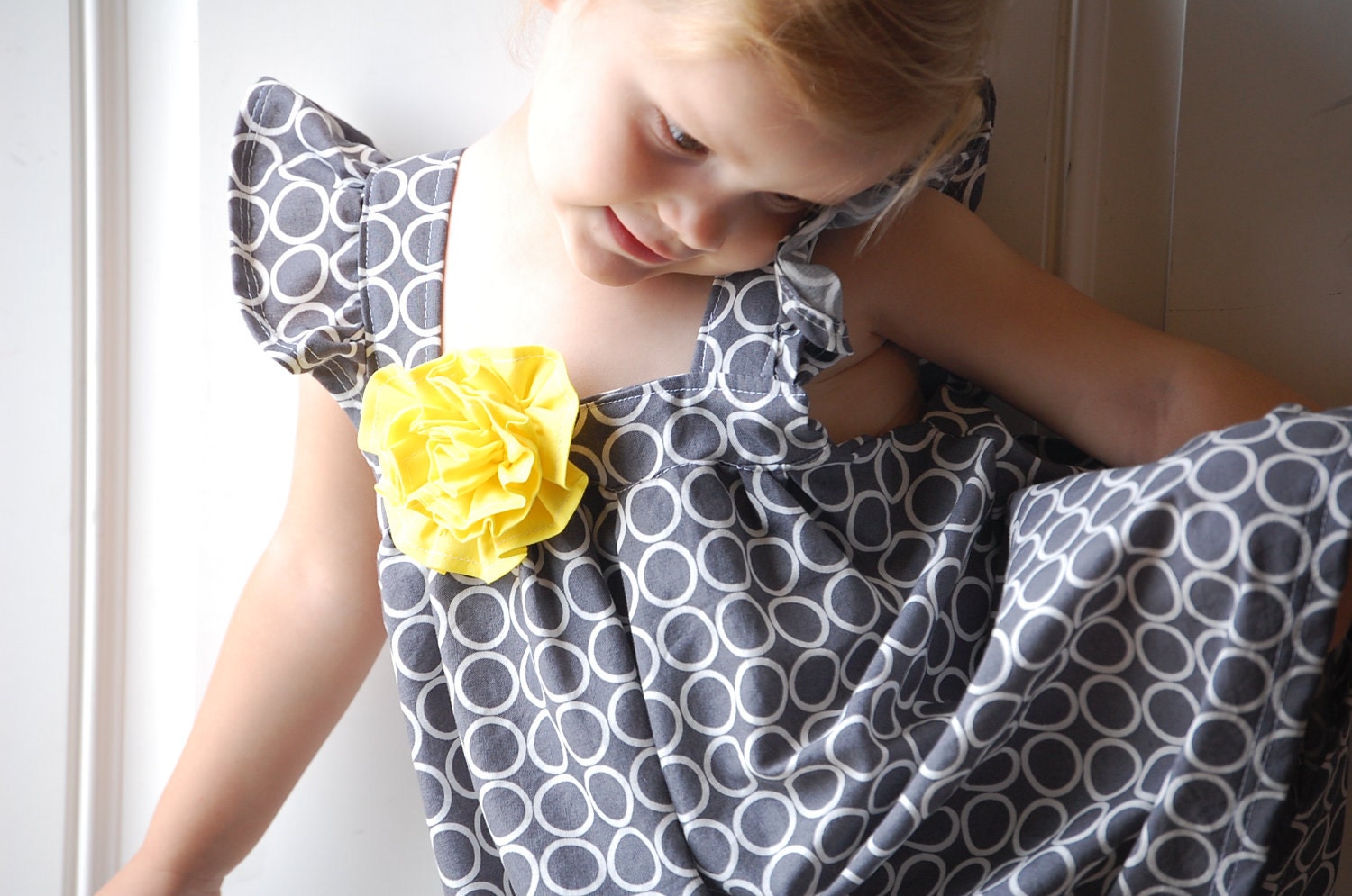 Girls Gray/White Dot Dress with Yellow Flower   Size 12 mo  24 mo  36 mo