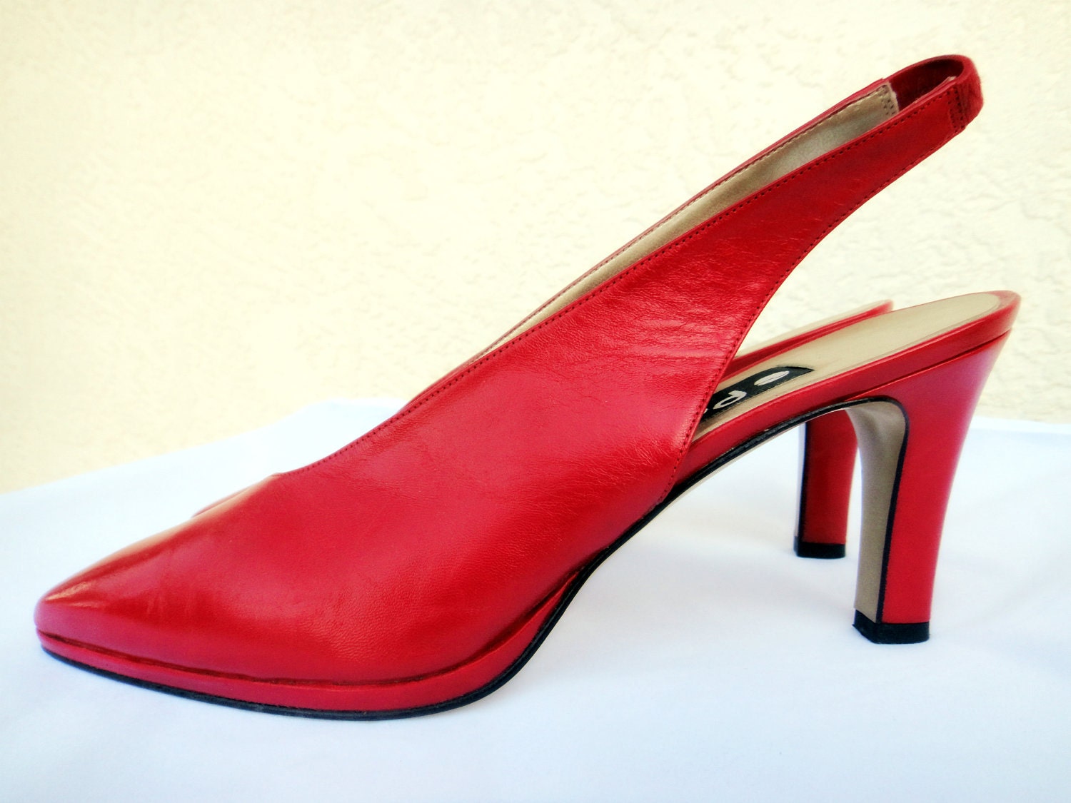 Fire Engine Red Heels . Proxy . Slingback shoes . Vintage Size 8