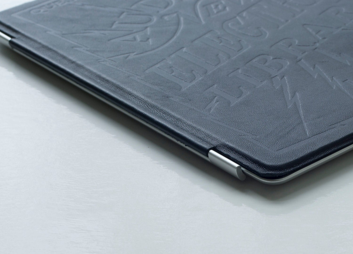 Embossed leather "Electric Library" smart cover for iPad 2 (Navy Blue)