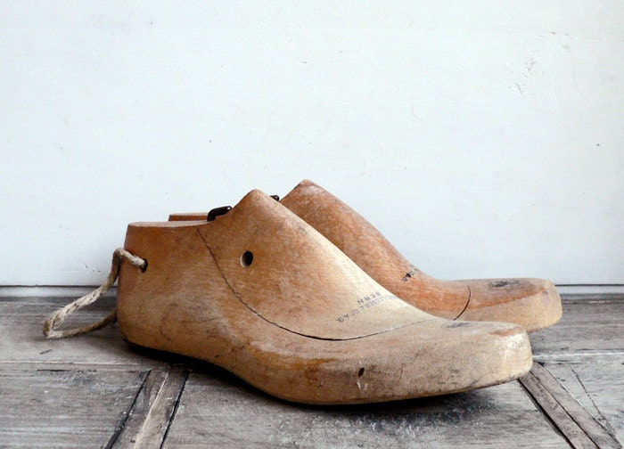 VINTAGE ///// Wooden Shoe Forms, Set of 2