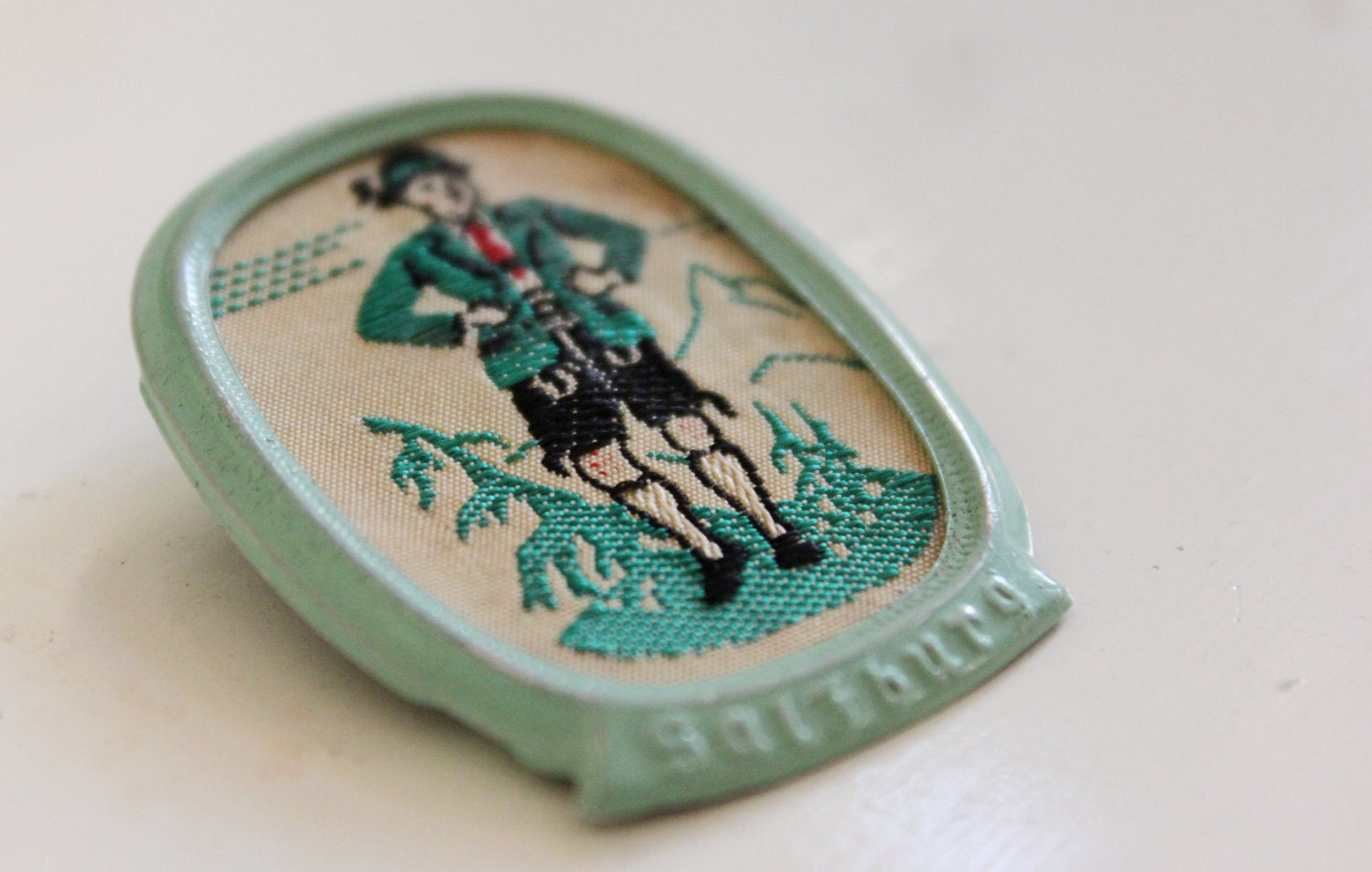 brooch with hikers from 1938