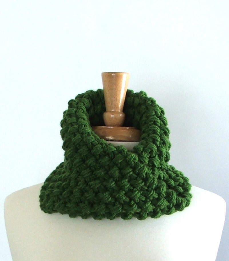 Chunky Knit Kelly Green Twisted Infinity Cowl Scarf