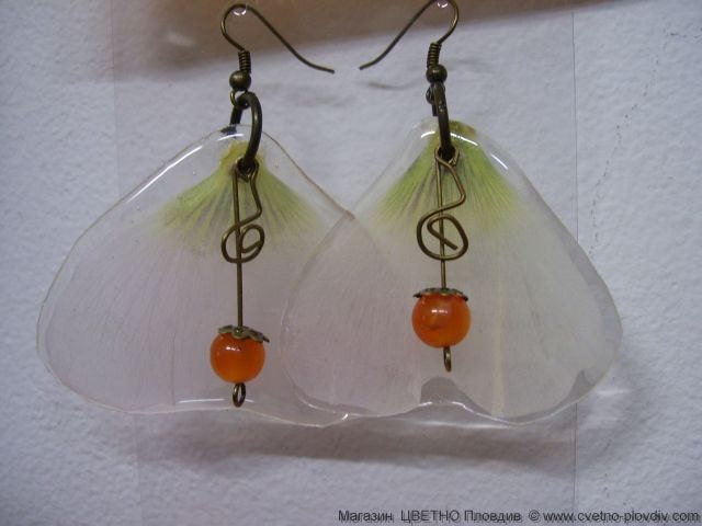 Earrings -rose mallow- pressed flowers covered In epoxy resin