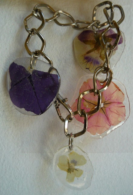 Bracelet with 4 pressed flowers covered In epoxy resin