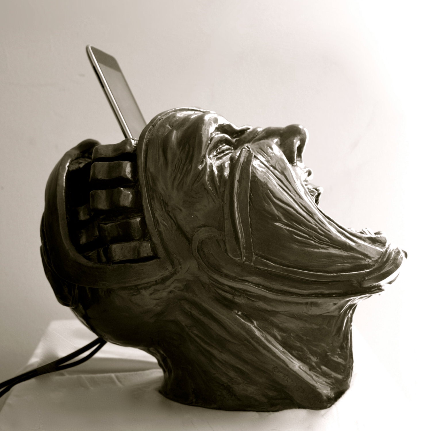iPod / iPhone Docking Sculpture - Screaming Head Figure