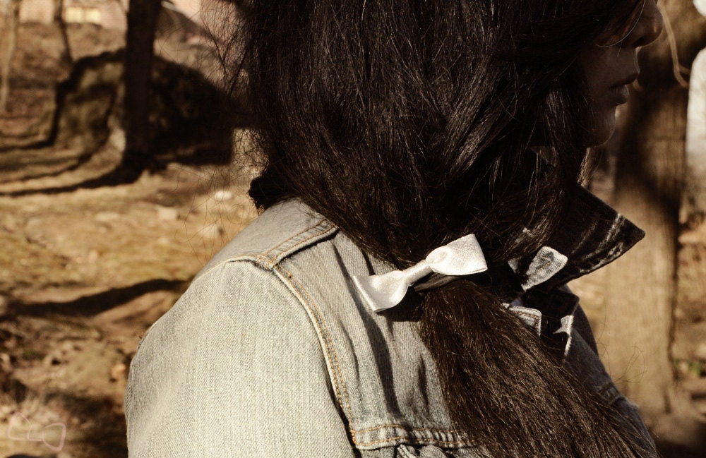 Silver Bells Mini Clo Bow - Silver Mini Hair Bow