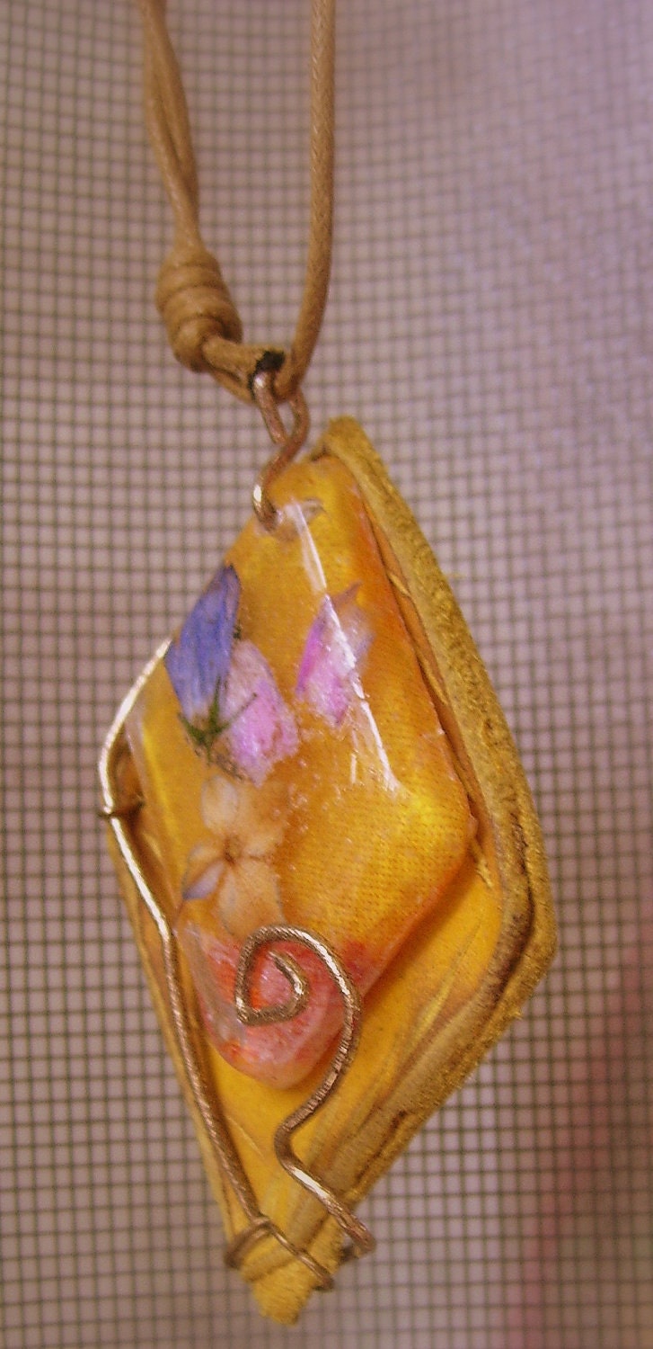 Necklace of true flowers resin and leather
