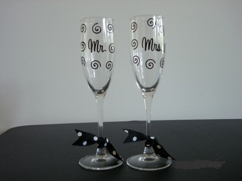 Personalized Mr and Mrs Glass Wedding Champange Flutes with Black Swirl
