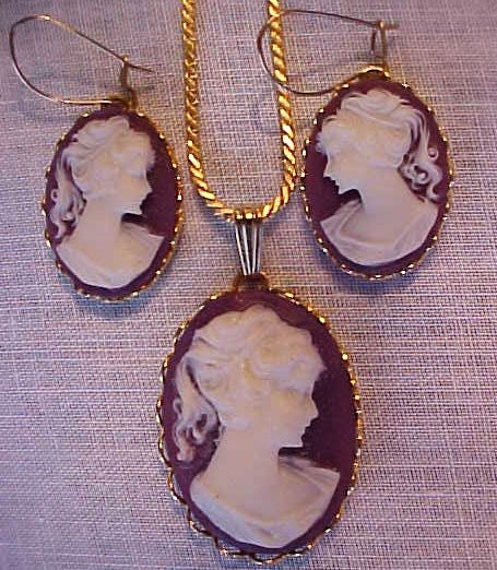 Beautiful Vintage Violet and White in Gold Cameo Jewelry Set for Weddings or