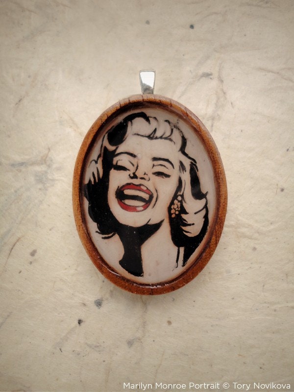 Glamorous Marilyn Monroe Hand P...