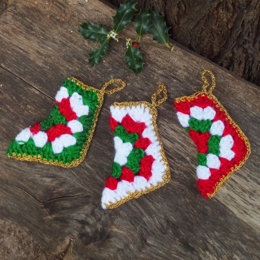 Easy and free crochet Christmas patterns for cute stockings.