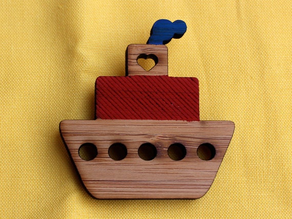 Little love boat - laser cut bamboo brooch Little love boat - laser cut bamboo brooch