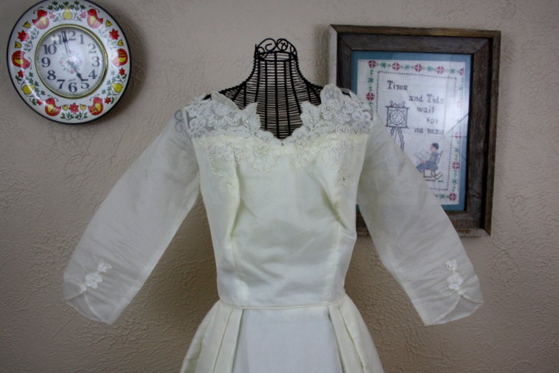 1950's 50s ivory bridal wedding dress with embroidered flowers and beading