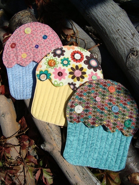 Cupcake Hotpad Kitchen Set pdf pattern including apron napkin rings and tea towell applique