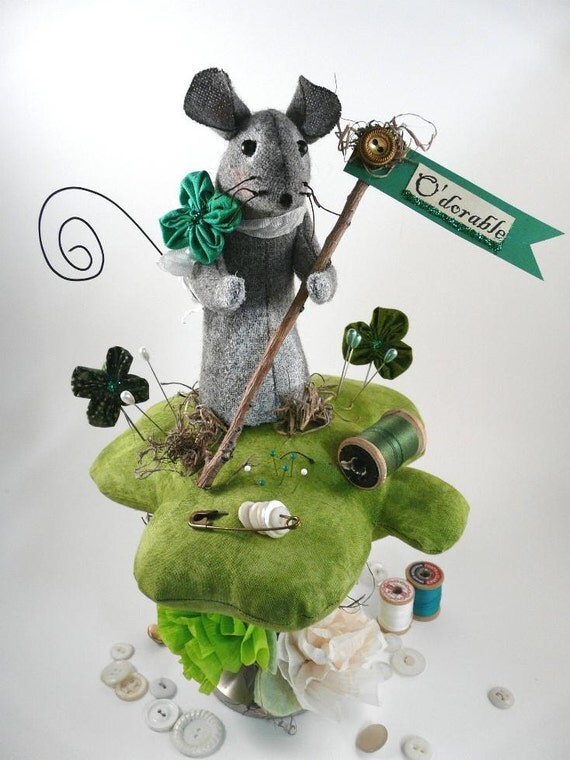 Prim wool Mouse Pinkeep Shamrock E pattern - Big pincushion wool fabric pdf clover primitive sewing notion day Irish sign pins