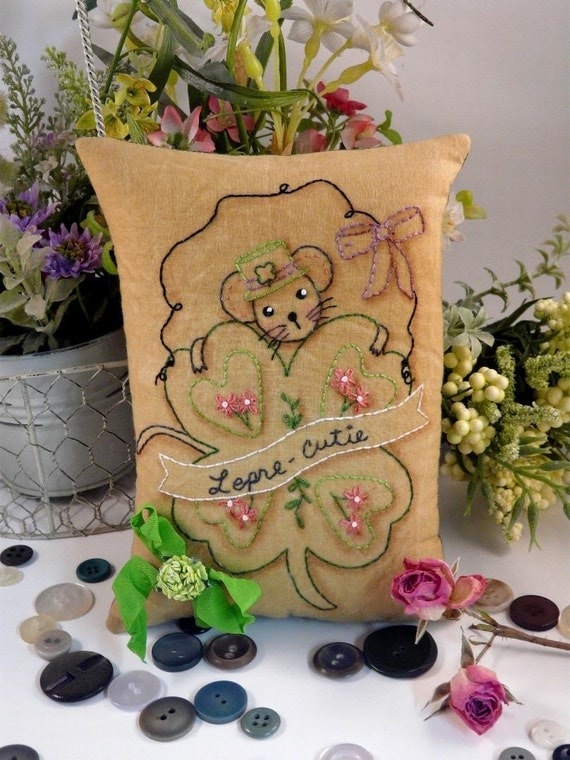 Shamrock Mouse Stitchery E Pattern - email Pdf primitive leprechaun Saint Patrick's day  St. pillow pinkeep tag pin cushion tuck