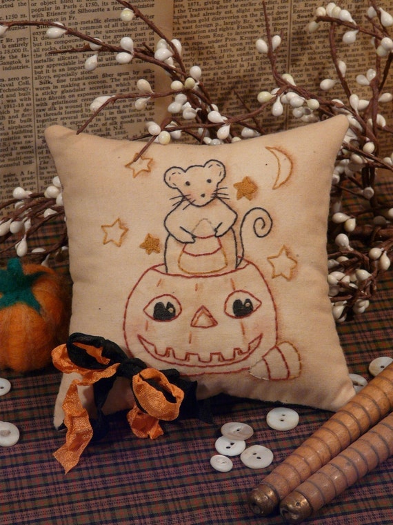 Halloween Mouse & Pumpkin Stitchery PDF Pattern - embroidery primitive Pdf pillow pin keep cushion tuck candy corn seam binding