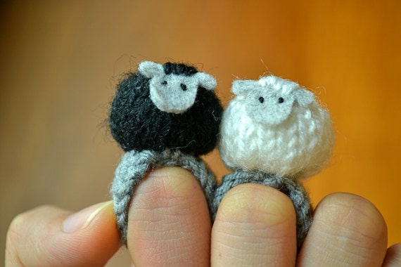 Momshoo- black sheep white sheep knitted amigurumi ring