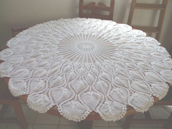 Debbi-a1: Crochet pineapple tablecloth