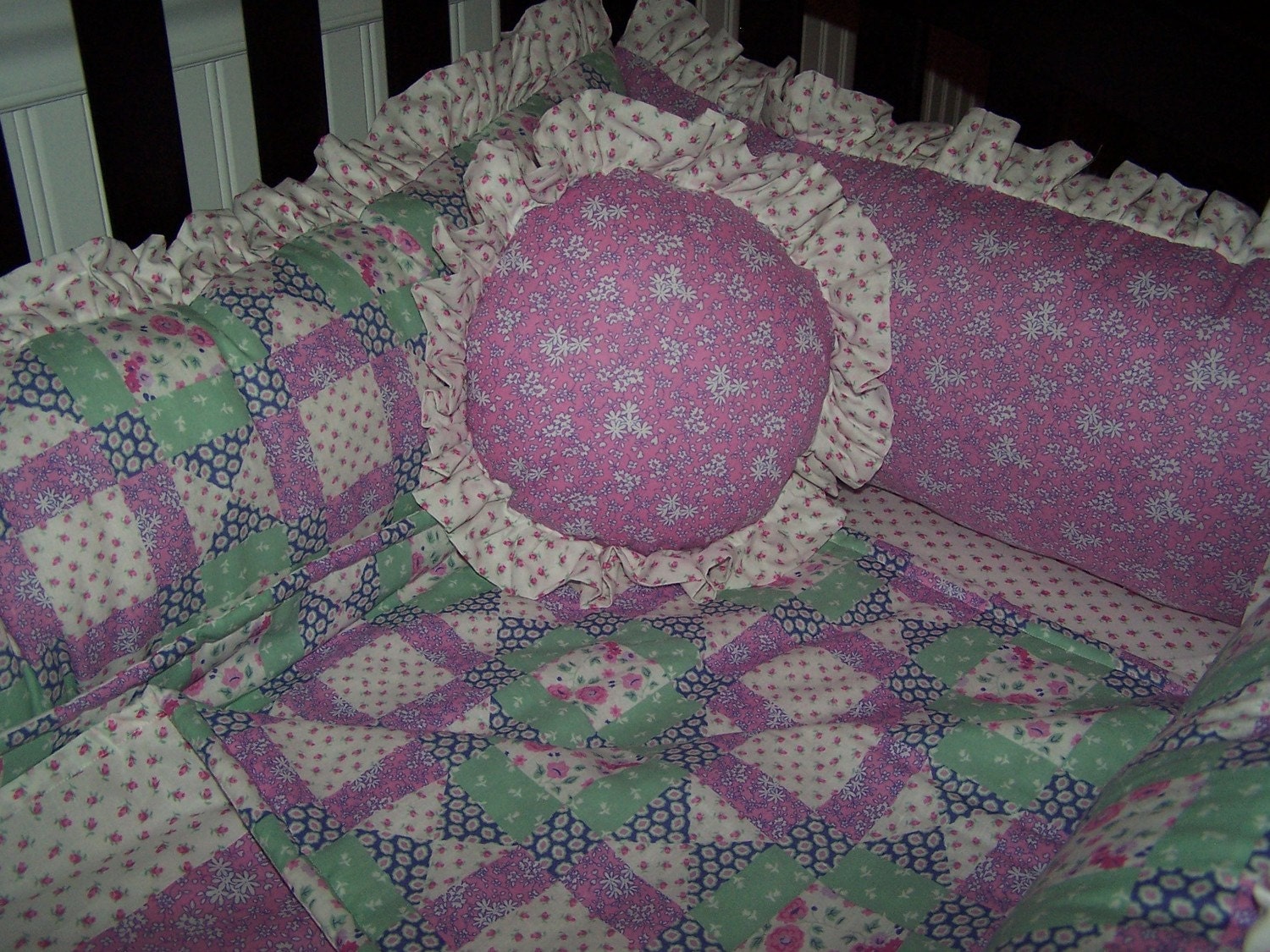 Amazon.com: Kwik Sew Crib Comforter Skirt Fitted Sheet Bumper Pad