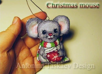 (Nearly) Wordless Wednesday! Sneak Christmas Mouse Pattern Preview |