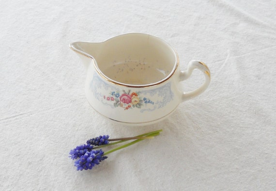 Vintage Shabby Chic/Cottage Style Homer Lauglin Creamer, L 39 N6