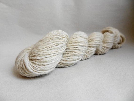 Single Ply Hand Spun Yarn - 70/30 Alpaca/Merino - 118 yds - 8 wpi - Aran Weight - Ecru