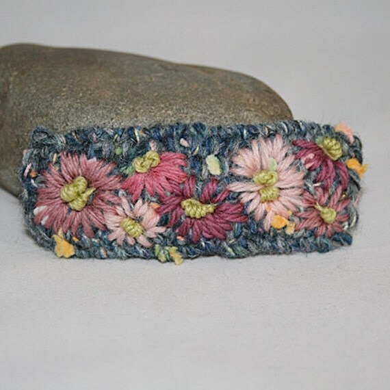 Embroidered Barrette  Pink Daisies von Lynwoodcrafts auf Etsy