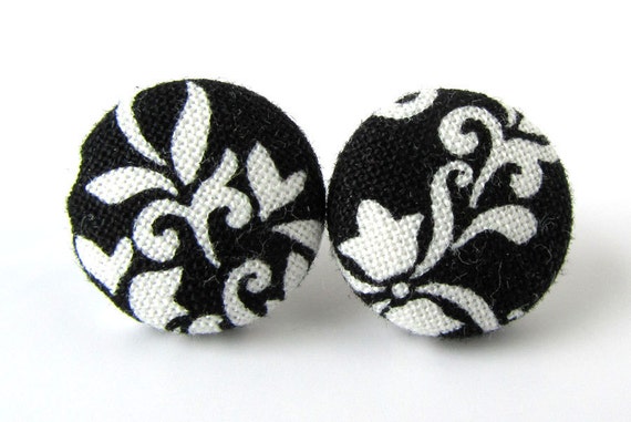 Stud earrings black white damask swirls von KooKooCraft auf Etsy