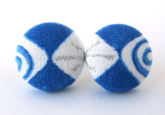 Button earrings studs cobalt blue white glitter von KooKooCraft