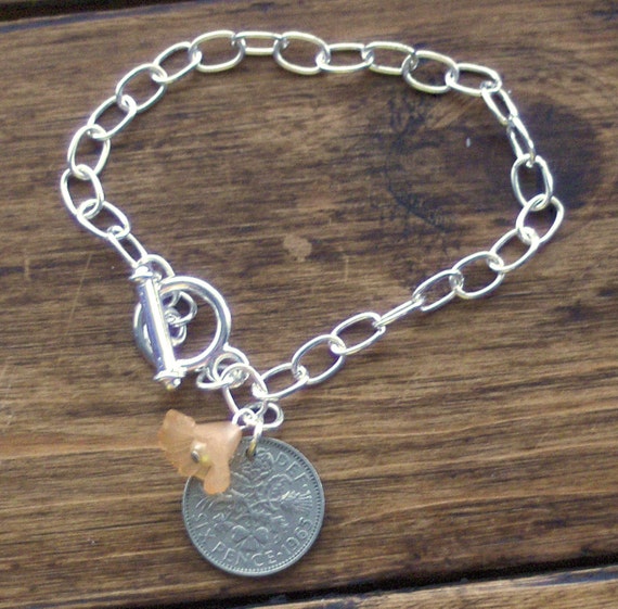 1965 Sixpence Bracelet with Peach Flower von beadingshaz auf Etsy