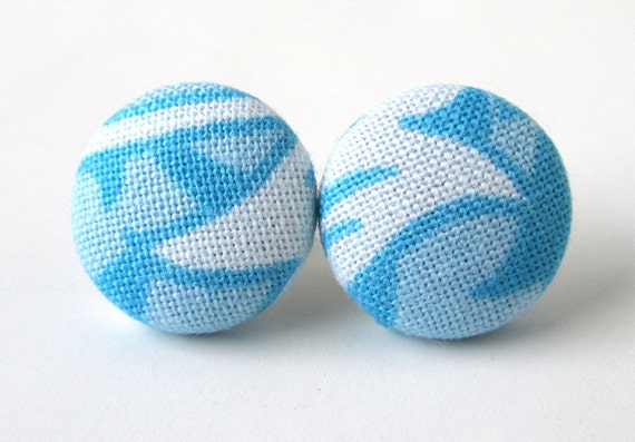 Button earrings studs blue white bright winter snow von KooKooCraft