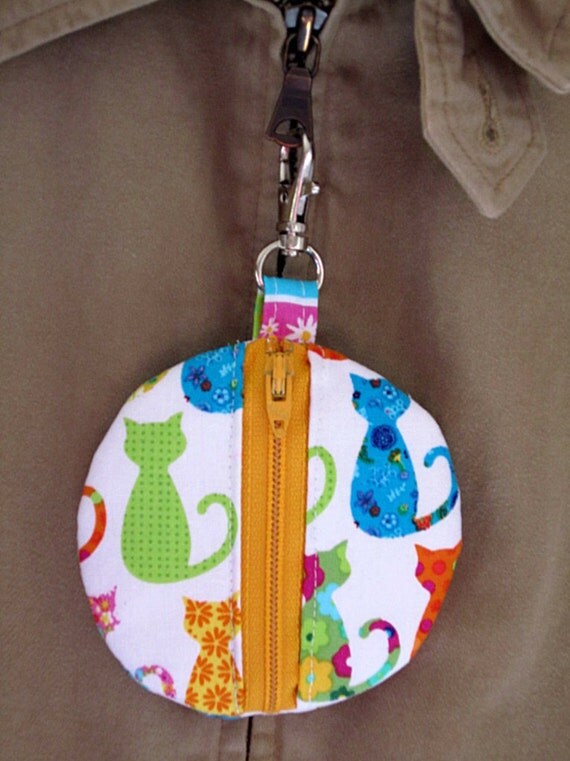 Cats Circular Zipper Pouch for Lens Caps Ear von Antiquebasketlady