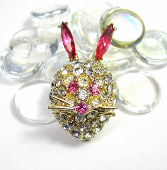 Vintage Rhinestone Easter Bunny Brooch von jewelrybyNaLa auf Etsy