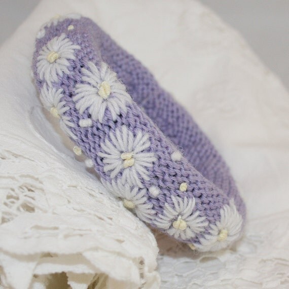 Embroidered Bangle  Daisies on Lilac von Lynwoodcrafts auf Etsy