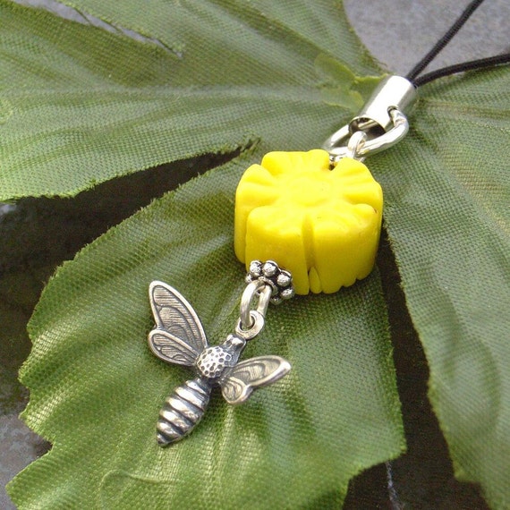 Phone charm yellow flower and bee von BlueForestJewellery auf Etsy