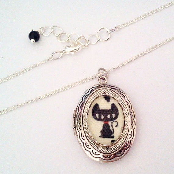 Black Cat Cameo Locket  Spooky Sabrina Witchy Cute von glamasaurus