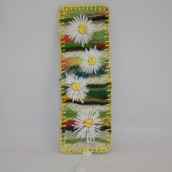 Embroidered and Felted Bookmark  Daisies von Lynwoodcrafts auf Etsy