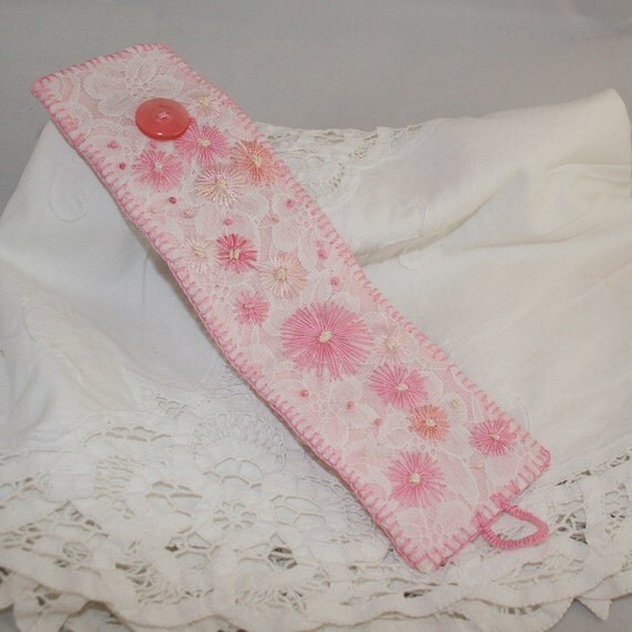 Embroidered Lace Cuff  Pale Pink Daisies von Lynwoodcrafts auf Etsy