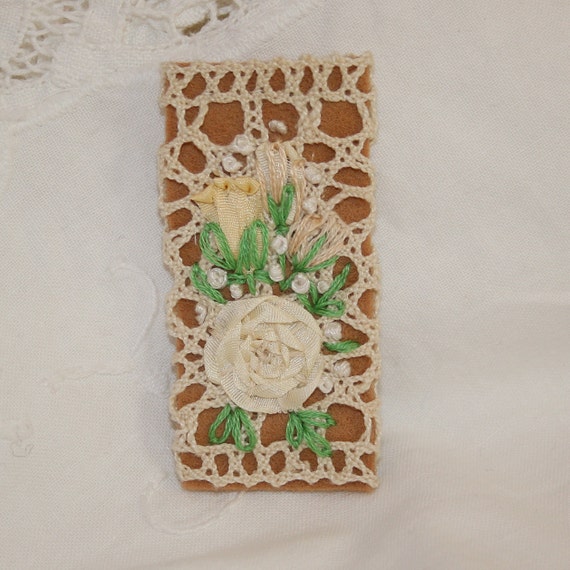 Embroidered Brooch  Ivory Roses on Ivory Lace von Lynwoodcrafts
