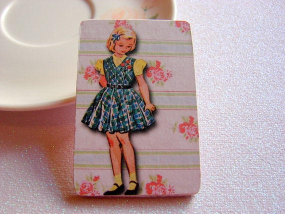 Large Wood Pin Brooch Little Girl in a Blue Plaid von mimiandlucy